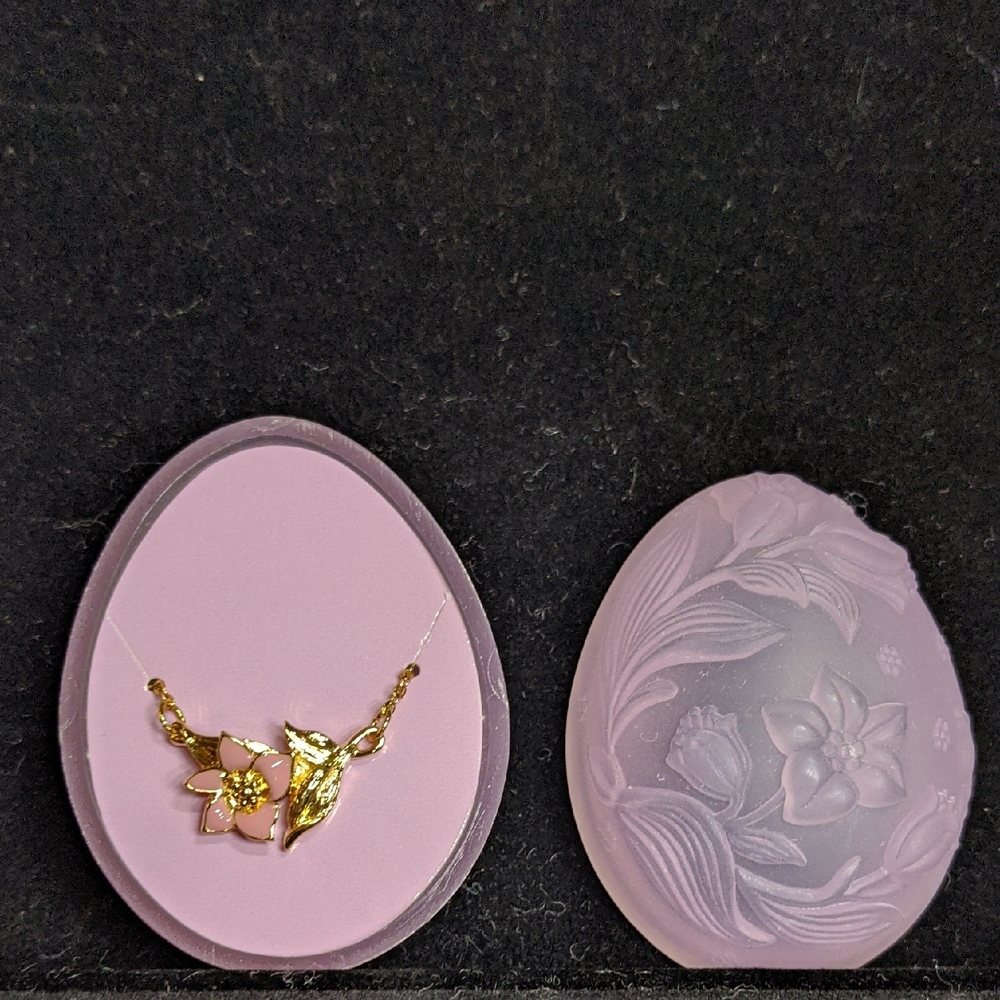 AVON Vintage Lilac Treasures Box And Pendant, Goldtone, NWT NOS 🐣